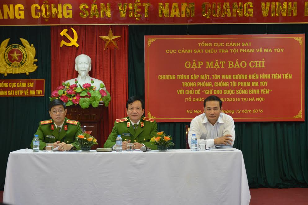 Tôn[-]vinh[-]gương[-]mặt[-]điển[-]hình[-]tiên[-]tiến[-]trong[-]phòng,[-]chống[-]tội[-]phạm[-]ma[-]tuý